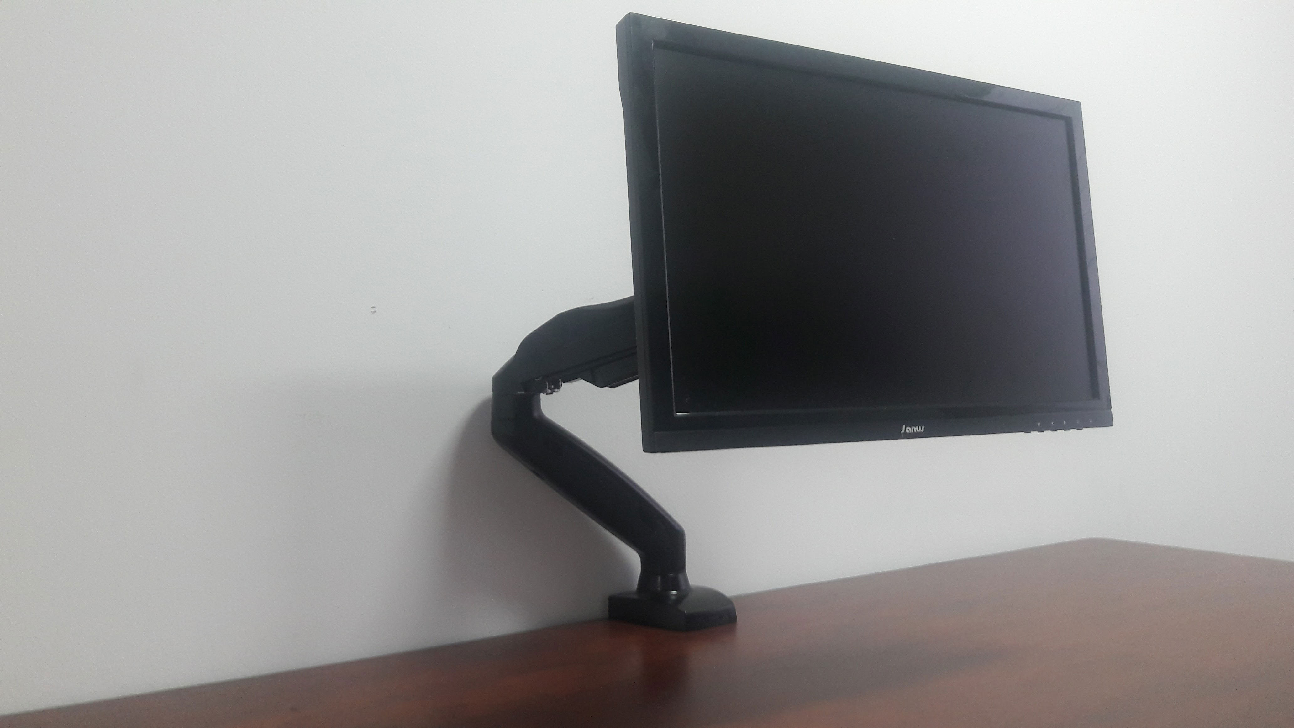 Estacion-trabajo-con-brazo-para-monitor-gas-parael-escritorio